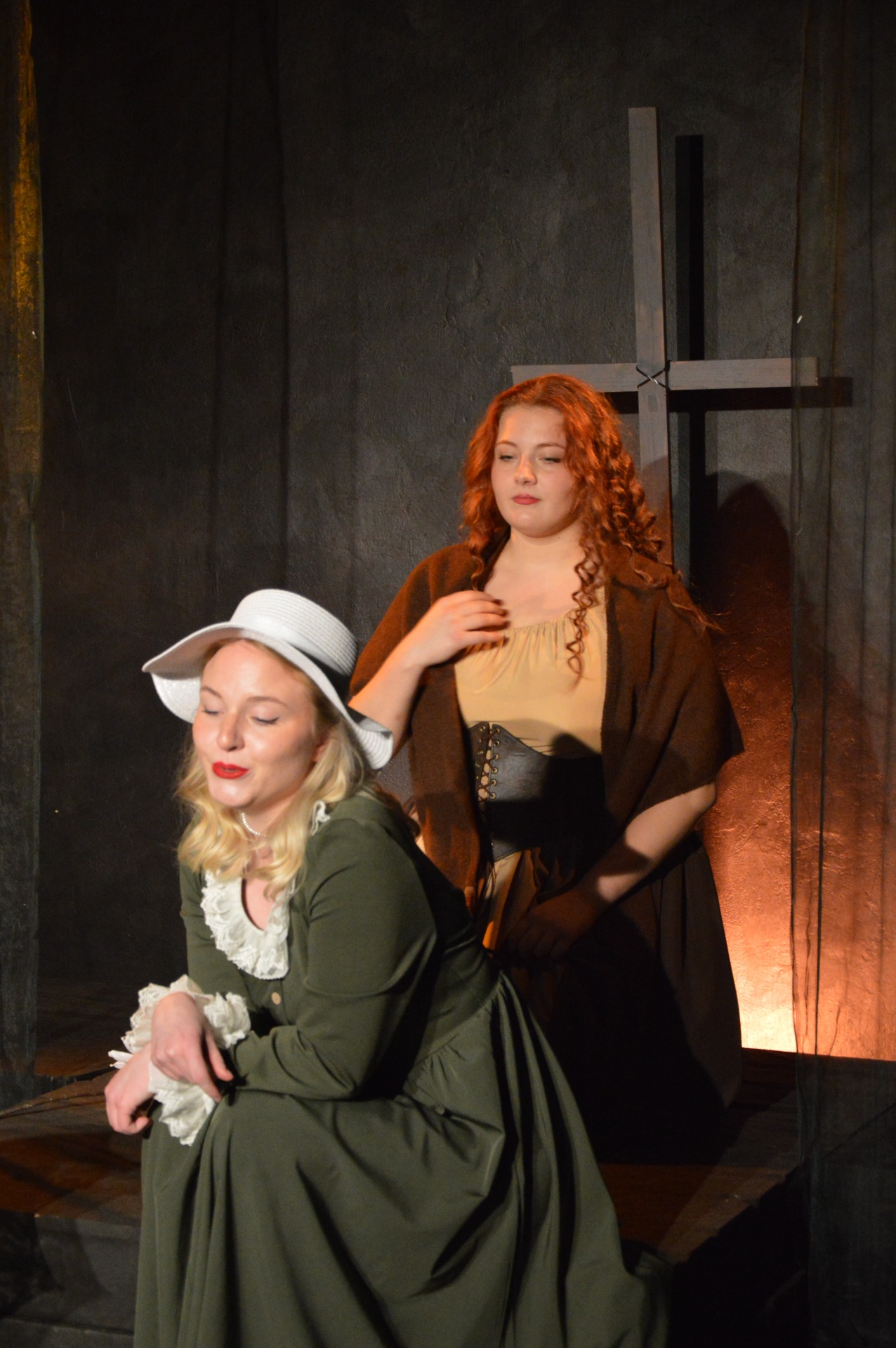 Divá Bára - zleva Tereza Engelová (Eliška), Anna Klamová (Bára)